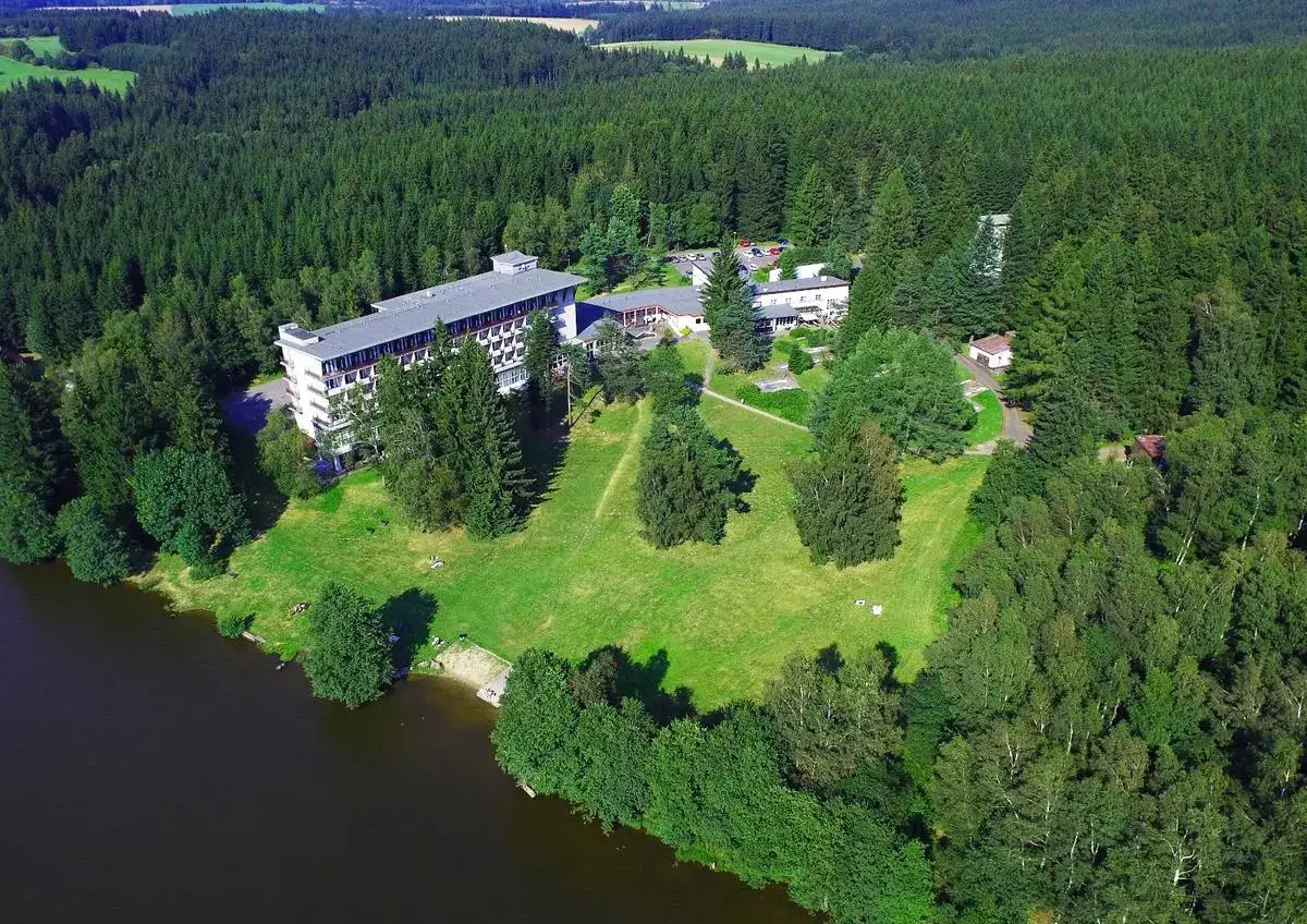 Letecký pohled na Hotel Medlov u Medlovského rybníka, léto 2026